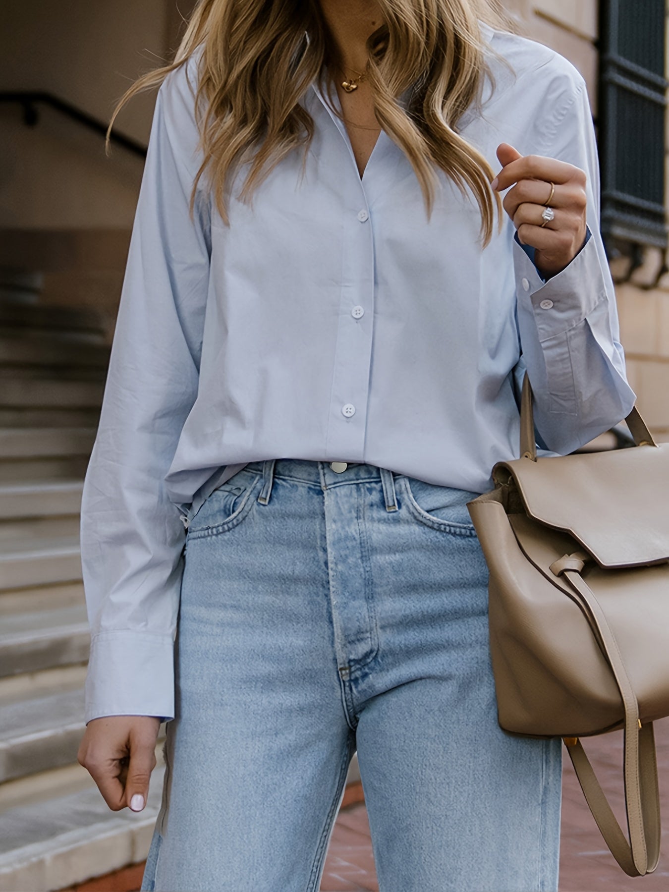 Calça jeans curta, de lavagem clara e corte reto