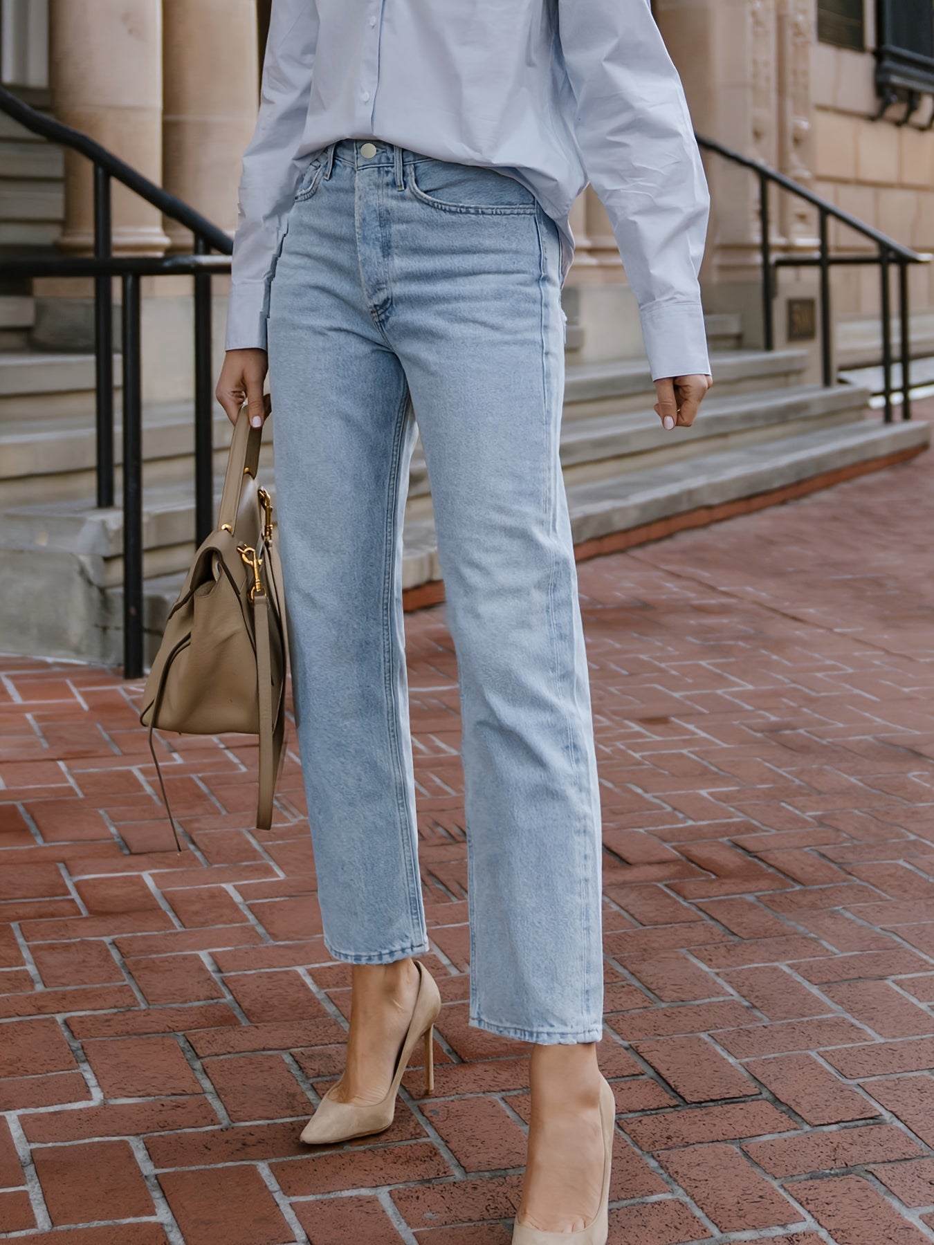 Calça jeans curta, de lavagem clara e corte reto