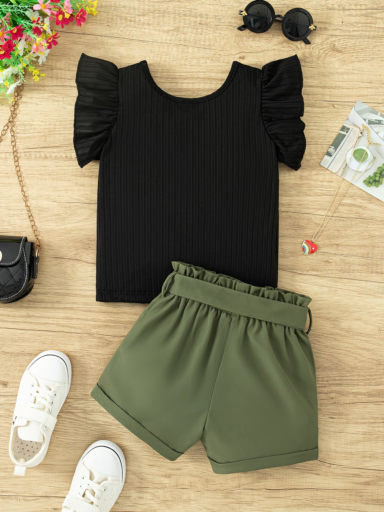 Conjunto de blusa e shorts de babado e cinto para meninas