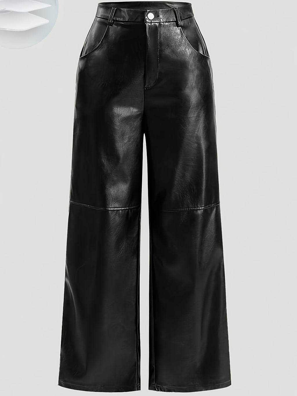 Calça em couro sintético com bolsos e fechamento em botão