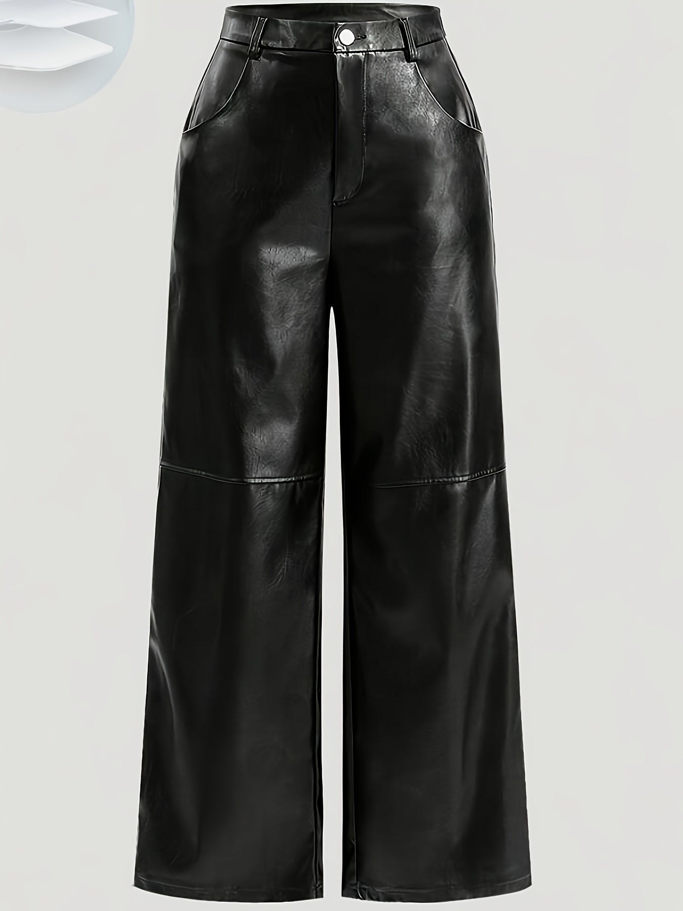 Calça em couro sintético com bolsos e fechamento em botão