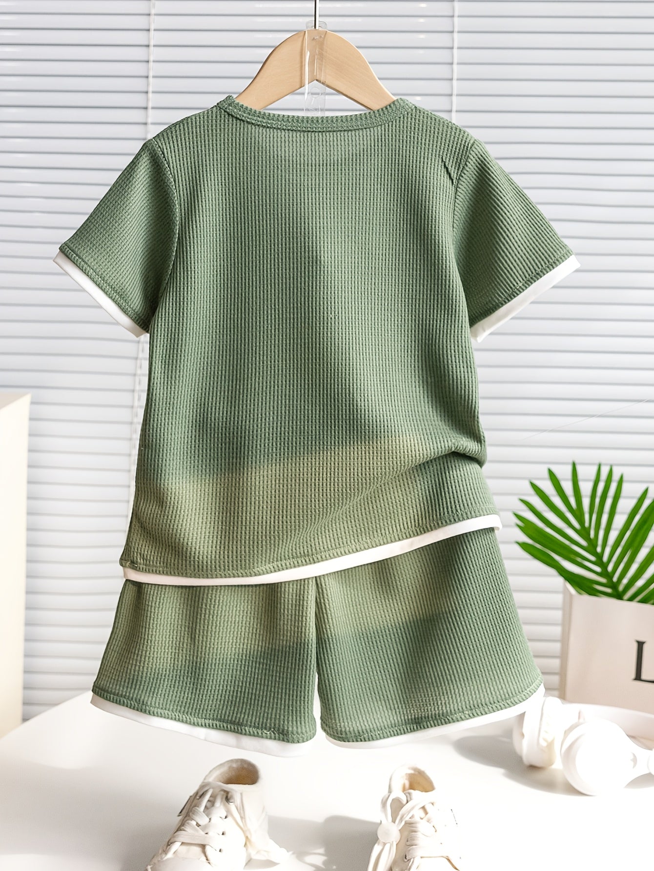 Conjunto de camiseta e shorts para meninos sem estampa