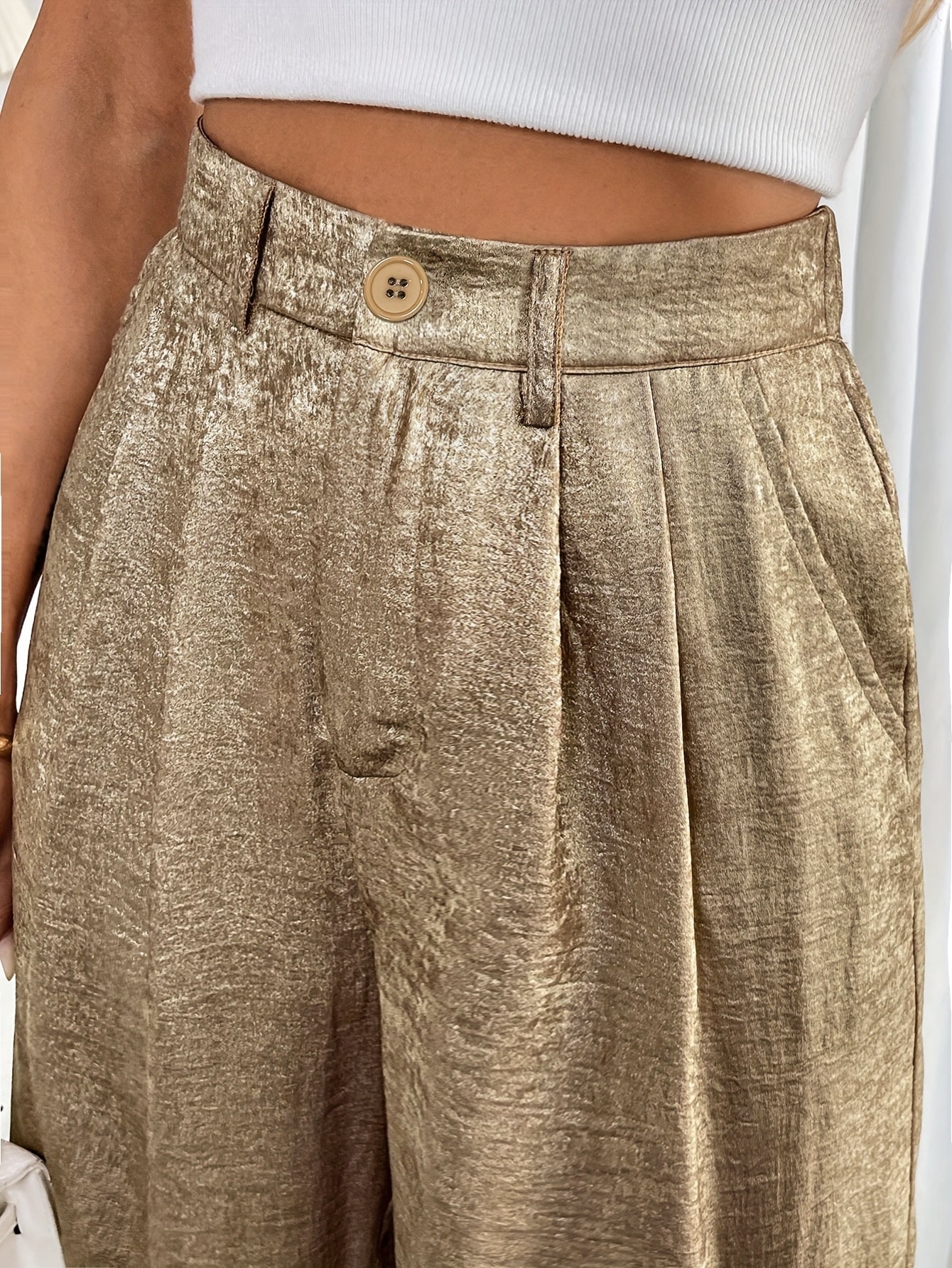 Calça dourada com cintura alta e bolsos