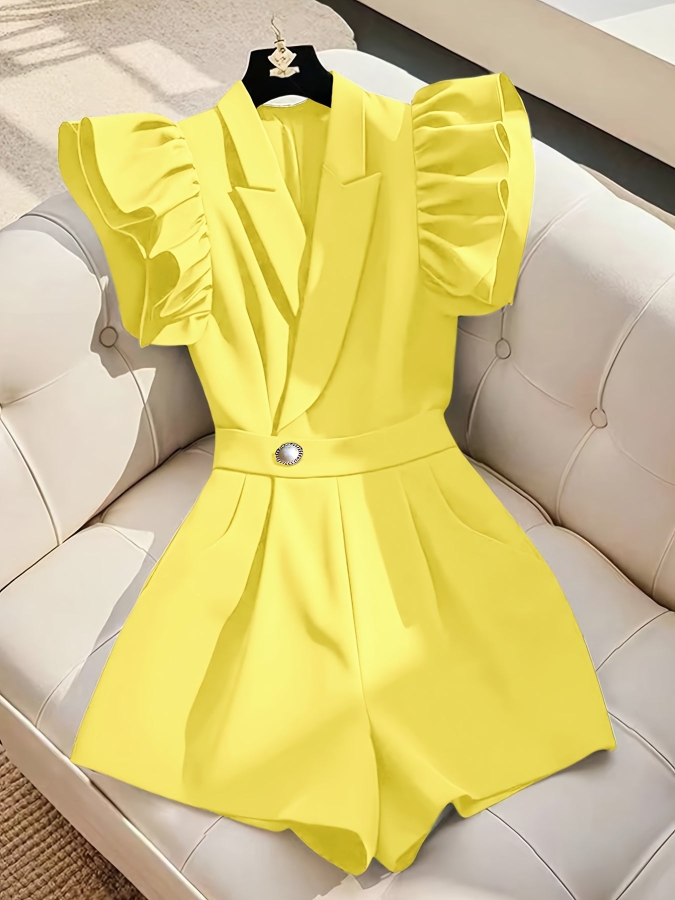 Macaquinho de alfaiataria com mangas franzidas