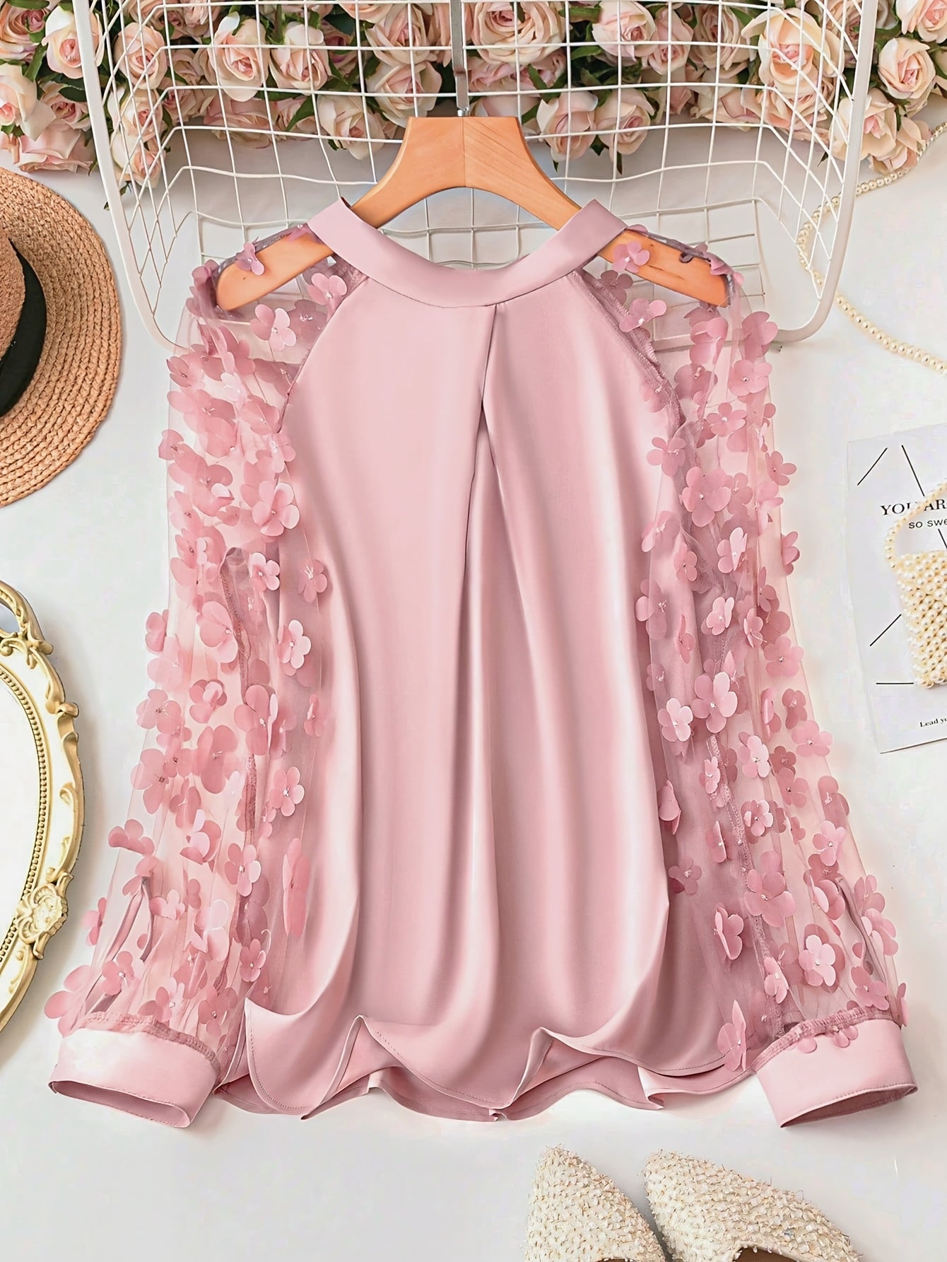 Camisa com laço, mangas transparentes e apliques de flores