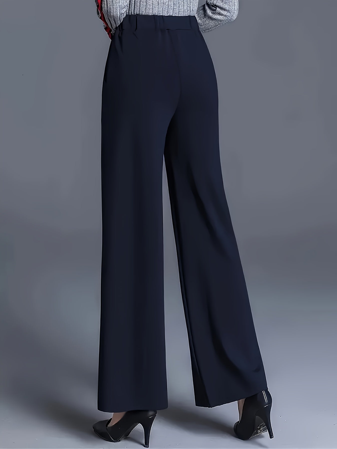 Calça com cintura alta e elástica, modelagem reta e com bolsos