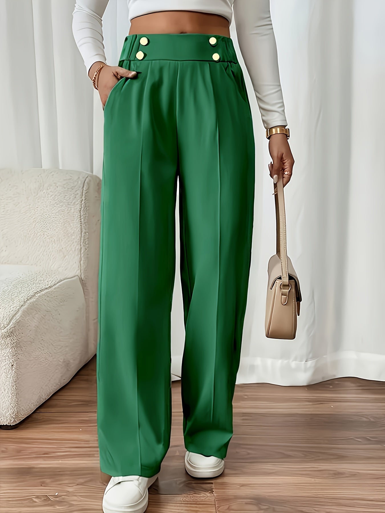 Calça reta de alfaiataria com cintura alta e botões decorativos