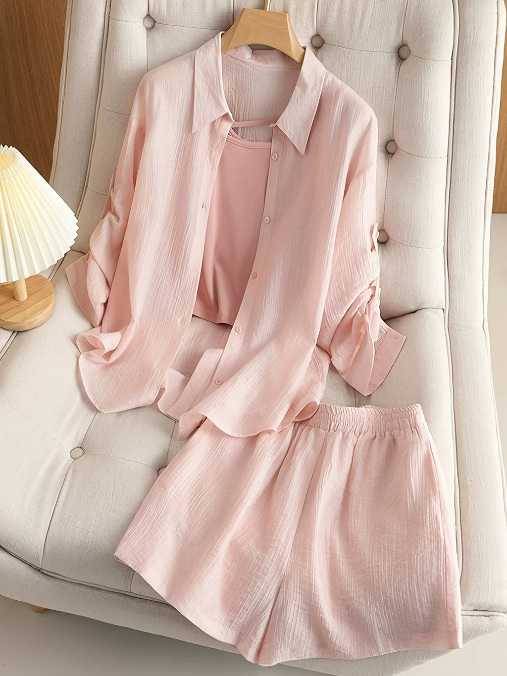 Conjunto de 3 peças, sendo cropped, camisa e shorts