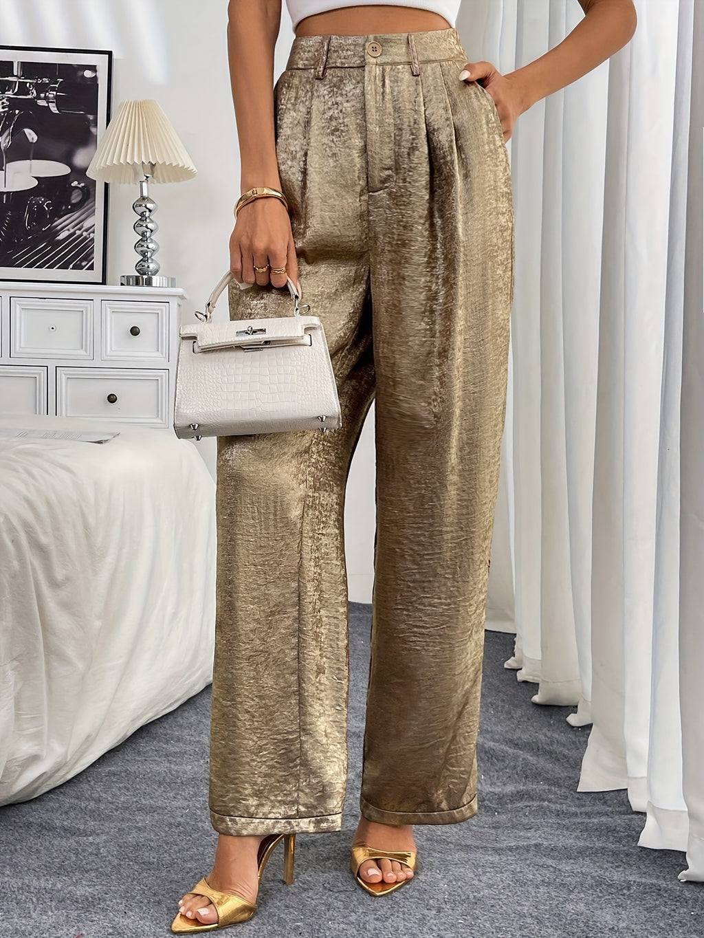 Calça dourada com cintura alta e bolsos