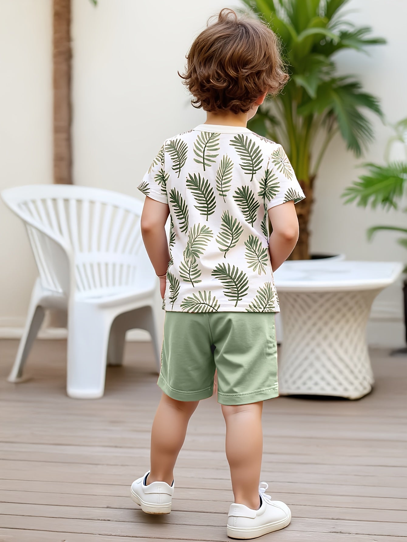 Conjunto de camiseta e short para meninos com folhagens