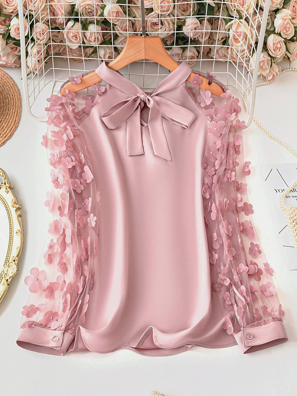 Camisa com laço, mangas transparentes e apliques de flores