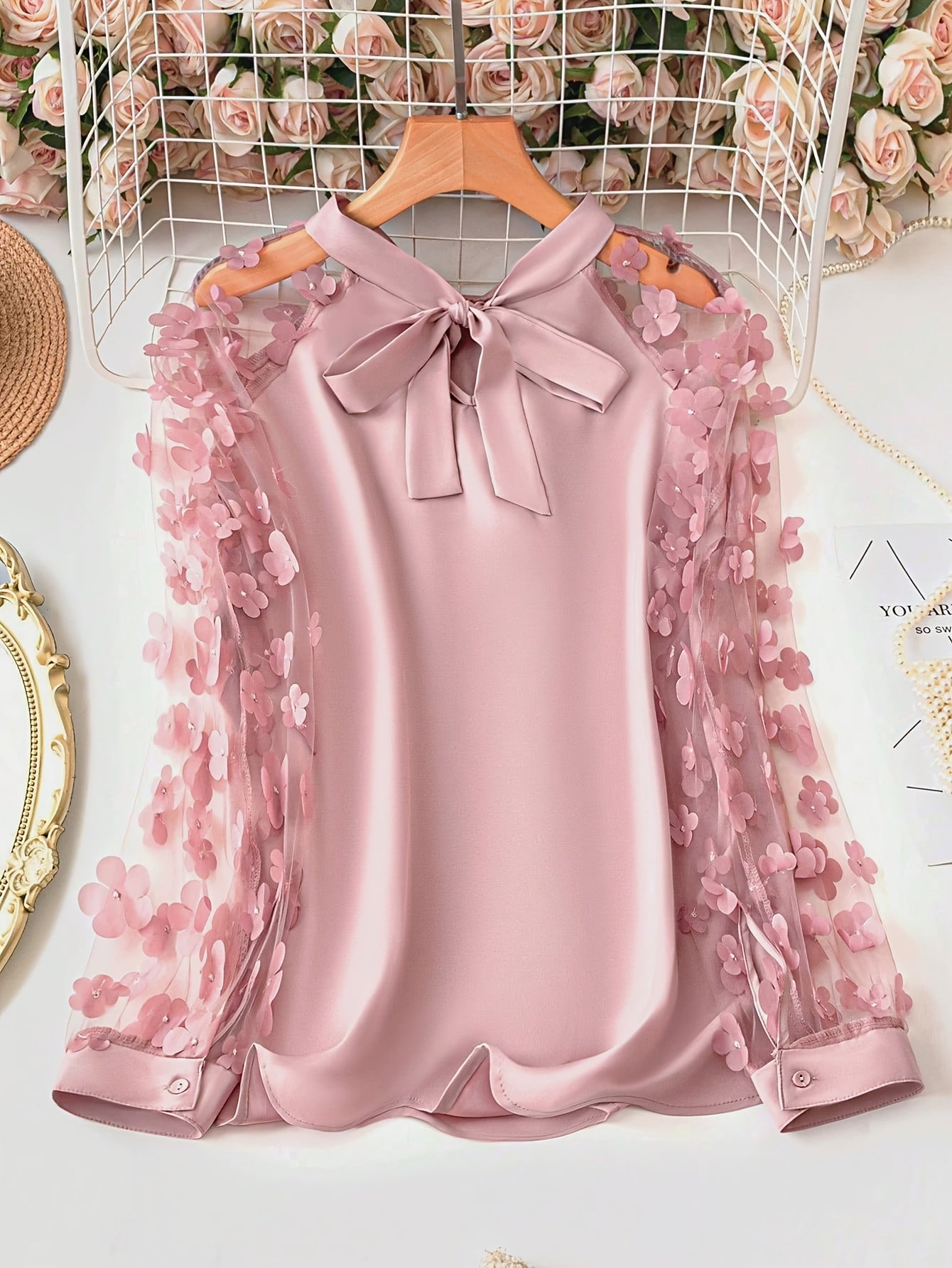 Camisa com laço, mangas transparentes e apliques de flores