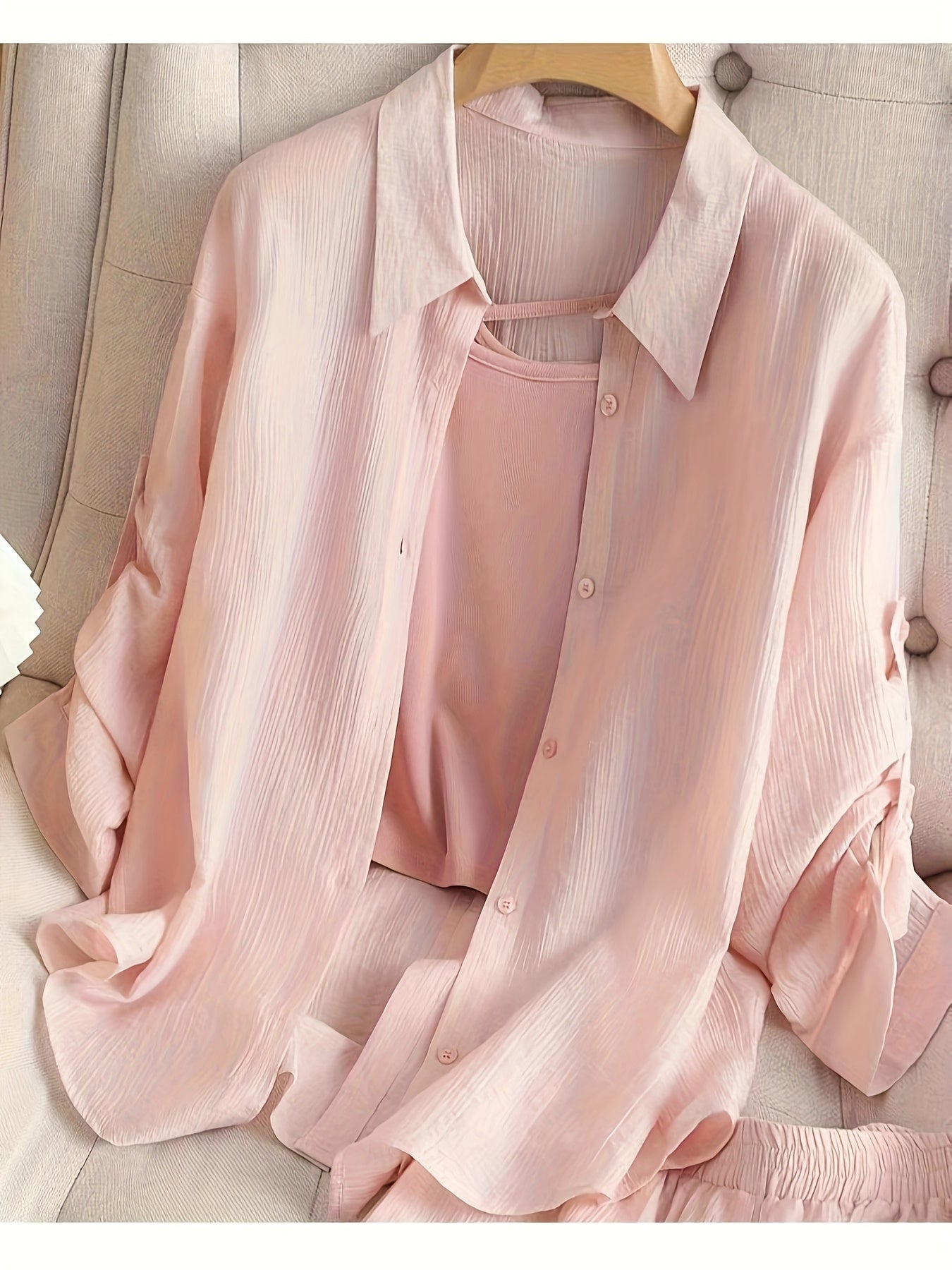 Conjunto de 3 peças, sendo cropped, camisa e shorts