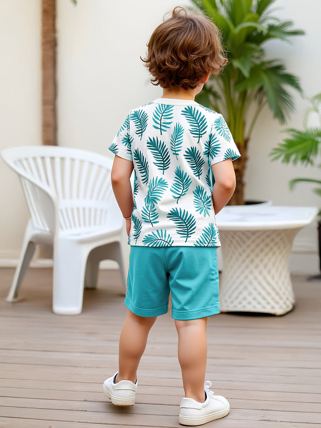 Conjunto de camiseta e short para meninos com folhagens