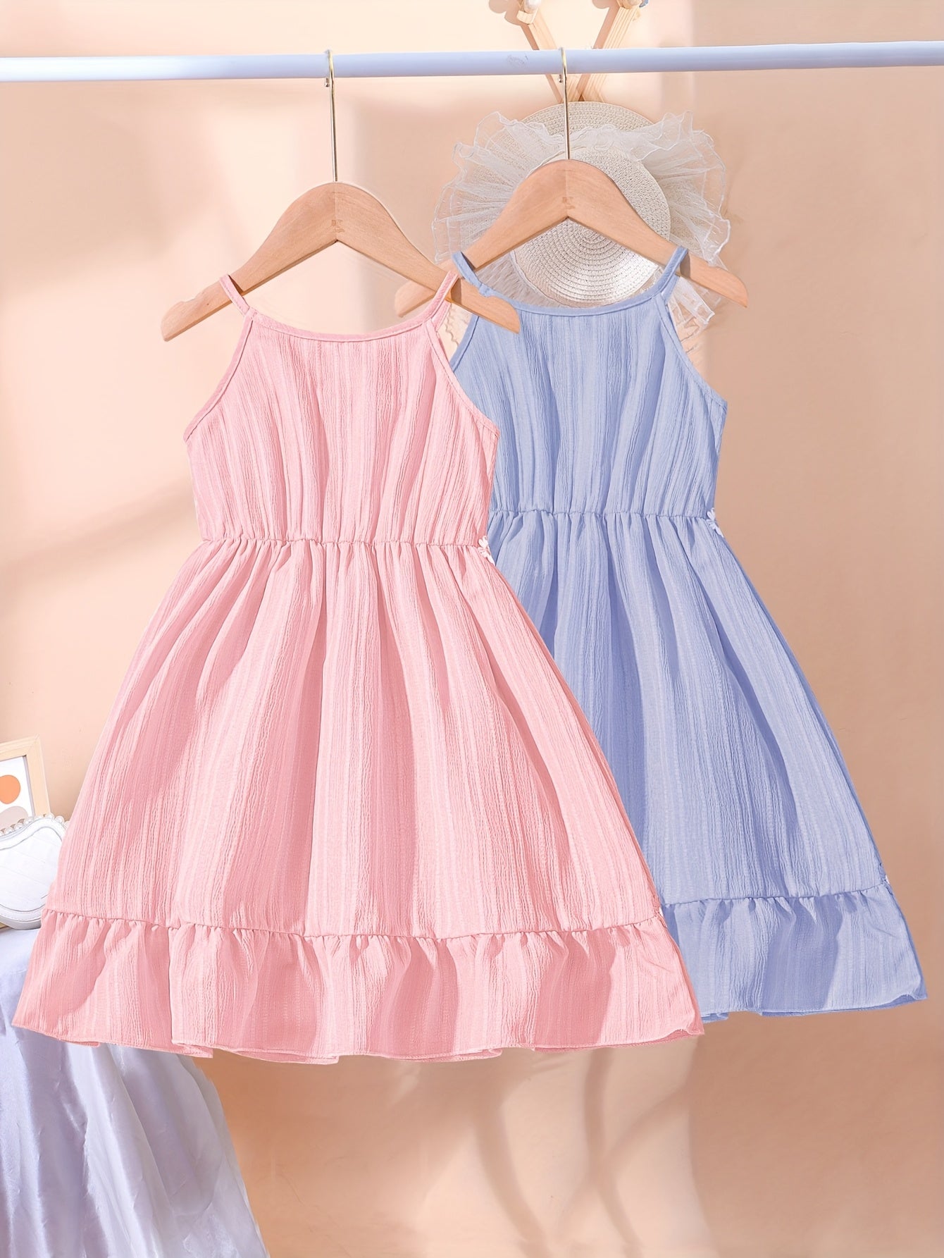 Vestidos de alcinha com detalhes em corações e flores para meninas