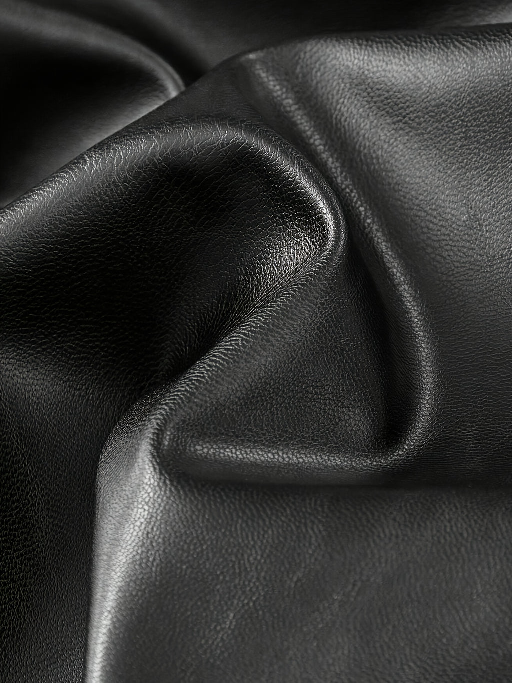 Calça em couro sintético com bolsos e fechamento em botão