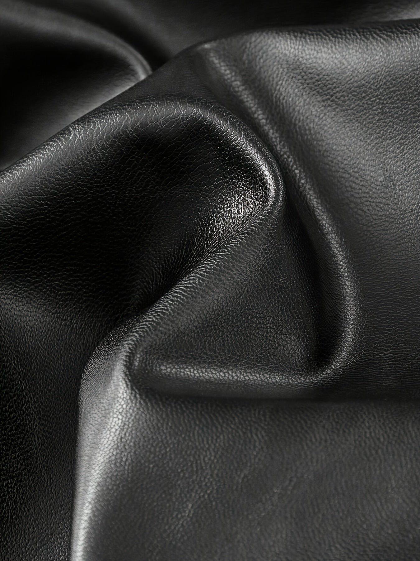 Calça em couro sintético com bolsos e fechamento em botão