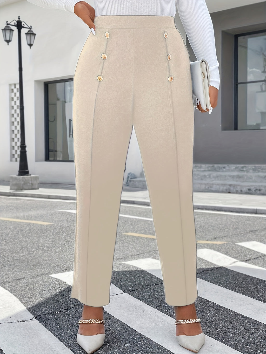 Calça com vinco e detalhes em botões