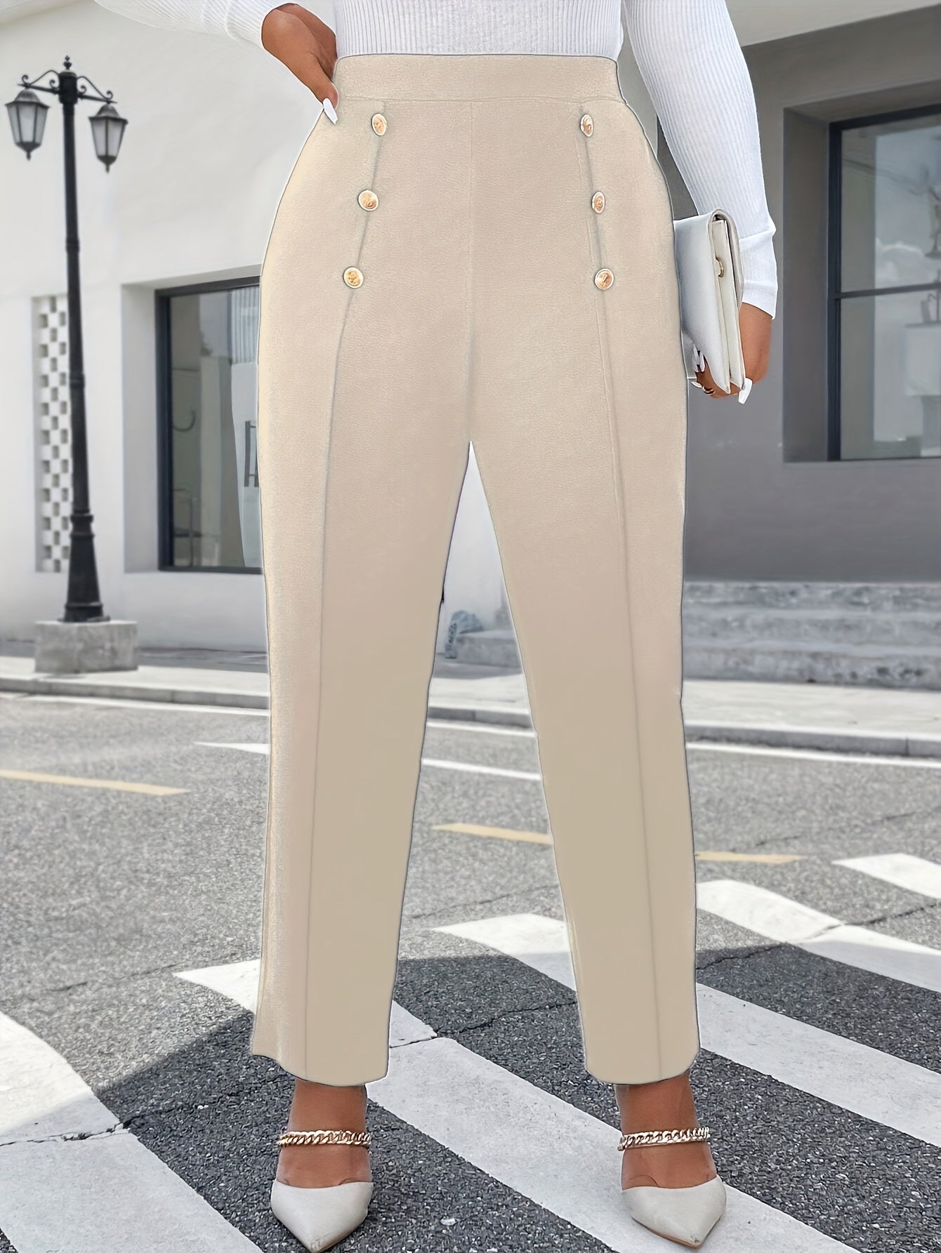 Calça com vinco e detalhes em botões