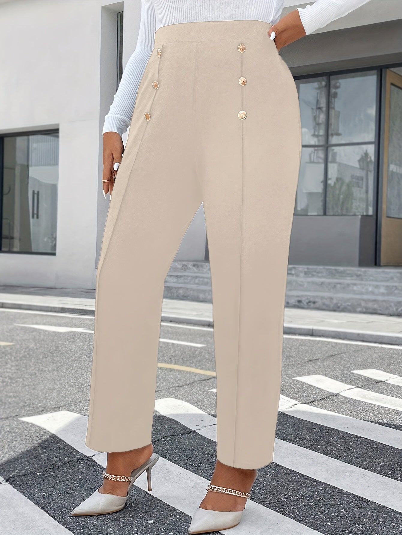 Calça com vinco e detalhes em botões