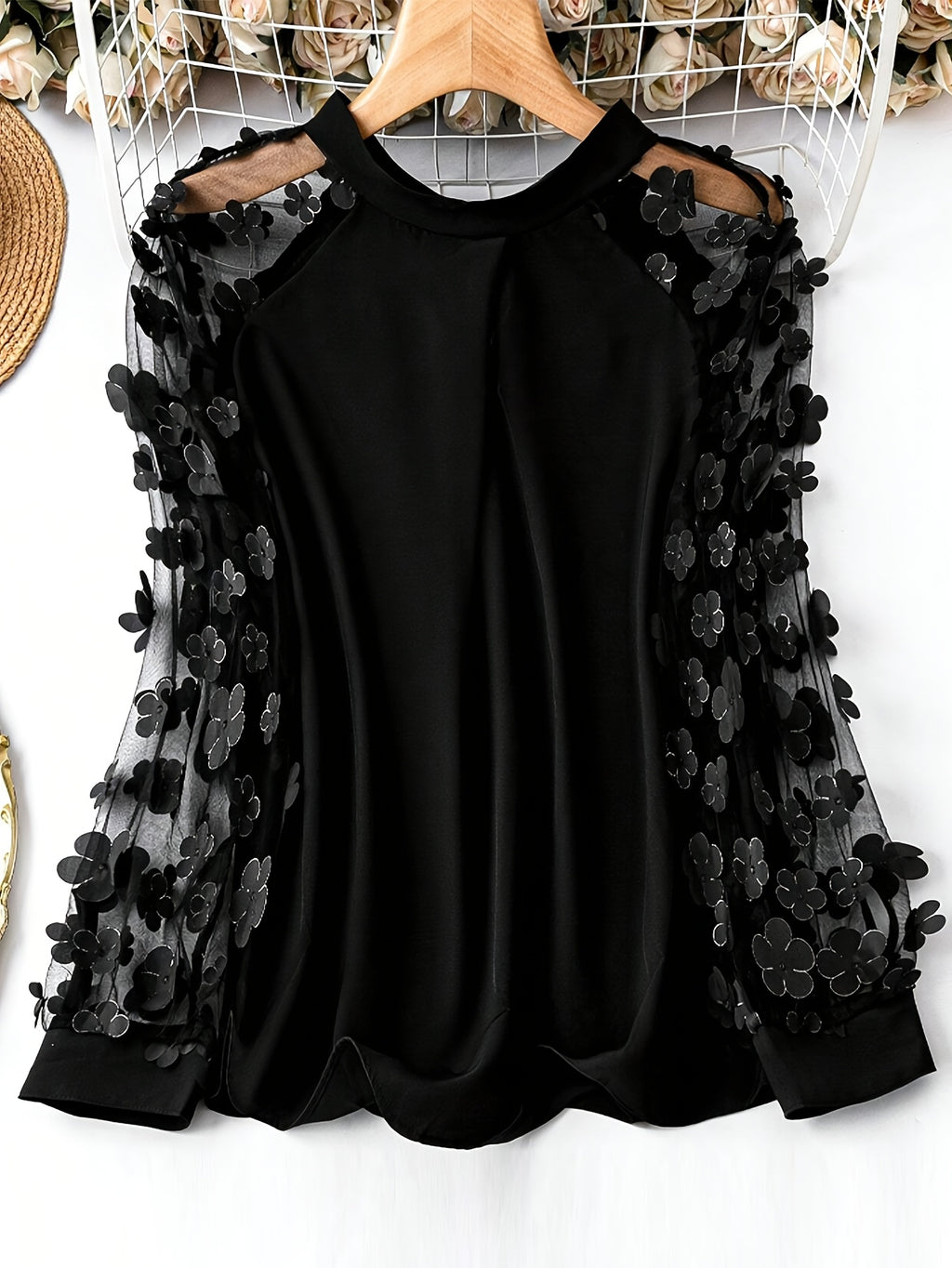 Camisa com laço, mangas transparentes e apliques de flores