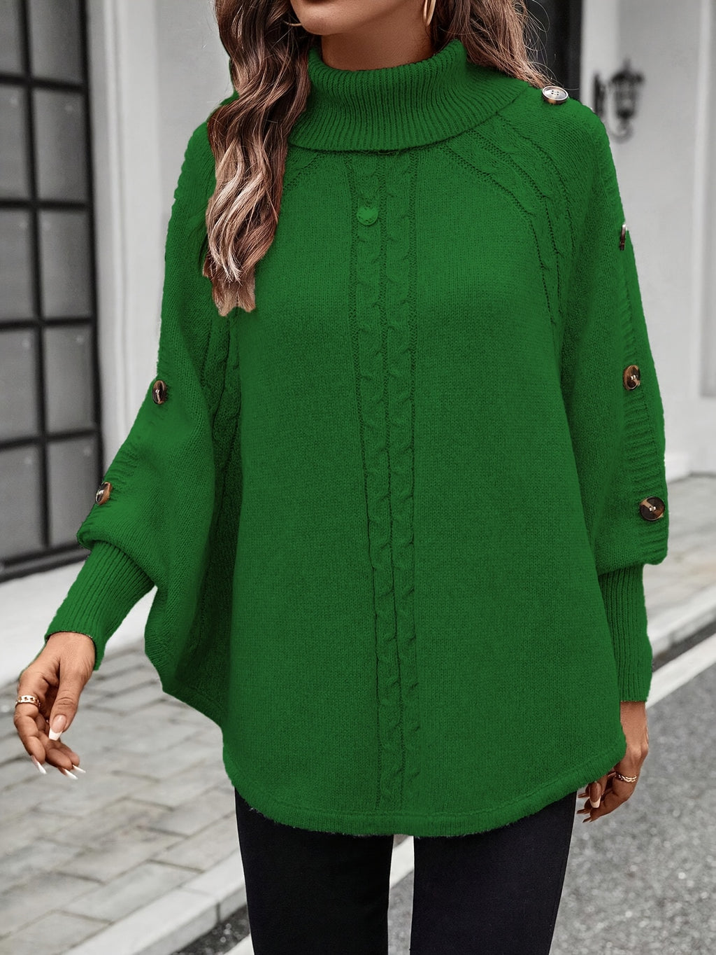 Suéter de gola rolê e mangas morcego com botões