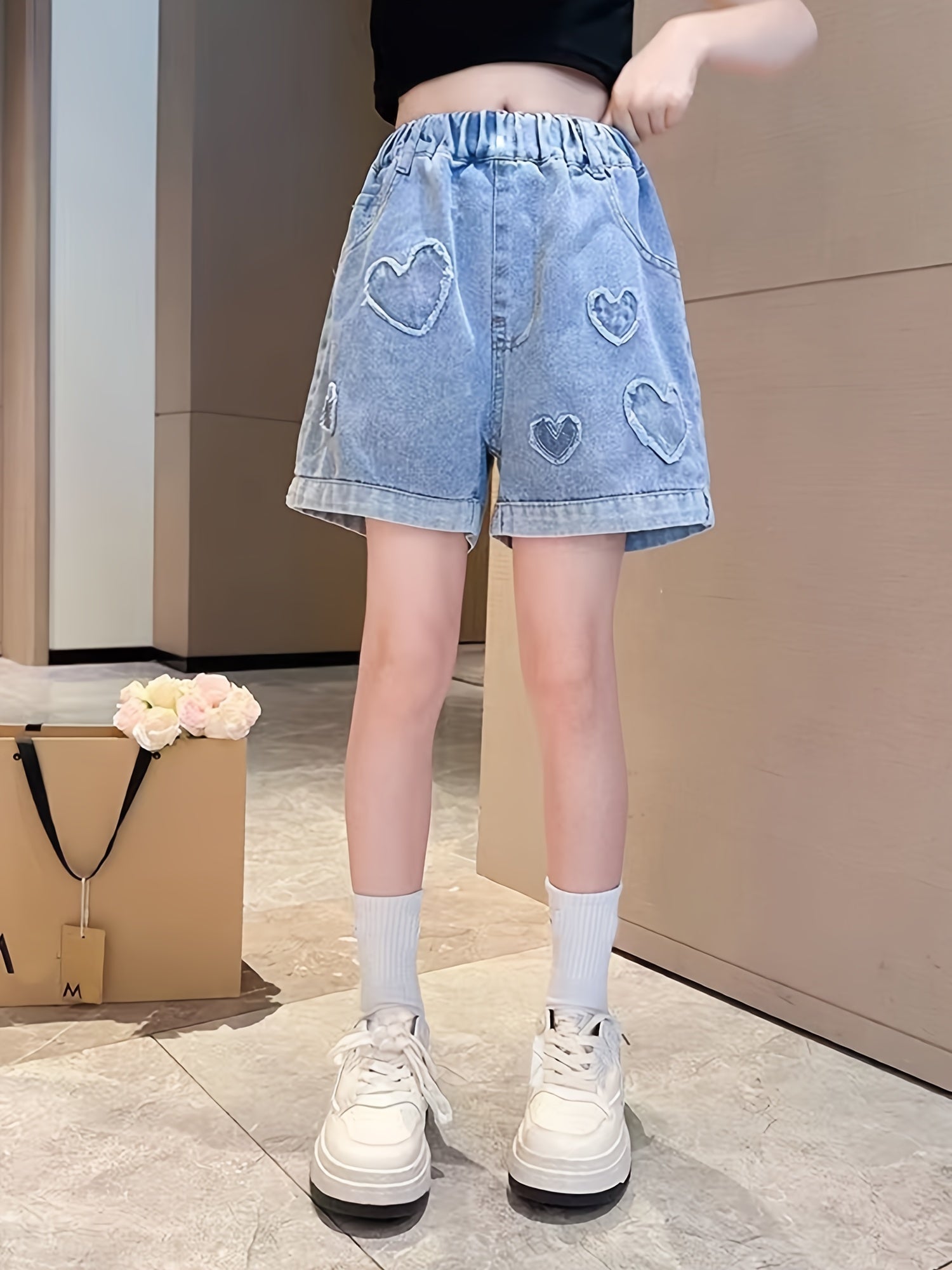 Shorts Jeans Infantil com corações em relevo
