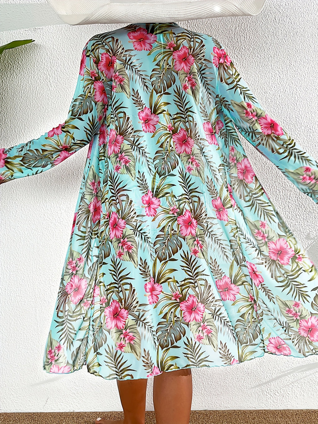 Conjunto de biquini e saída de praia com mangas compridas e estampa florida