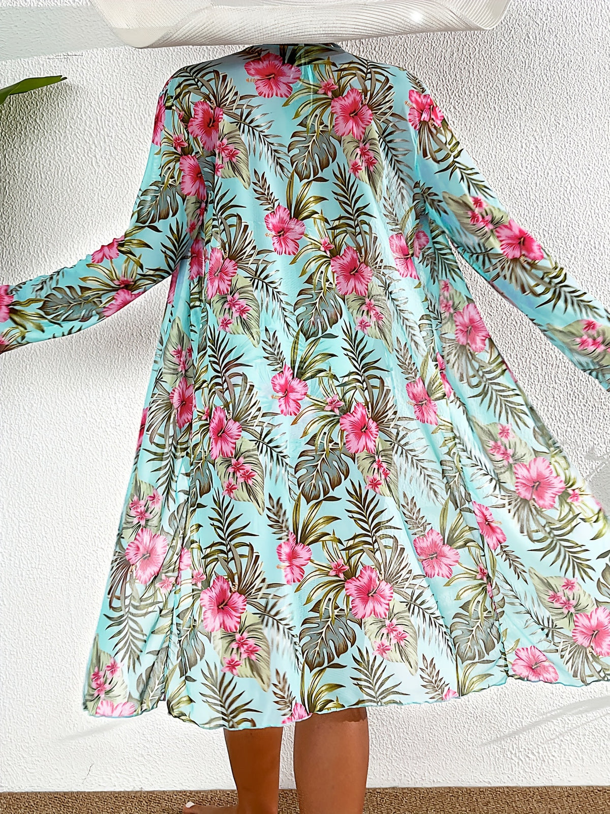 Conjunto de biquini e saída de praia com mangas compridas e estampa florida