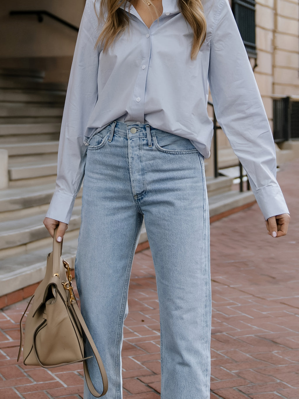 Calça jeans curta, de lavagem clara e corte reto