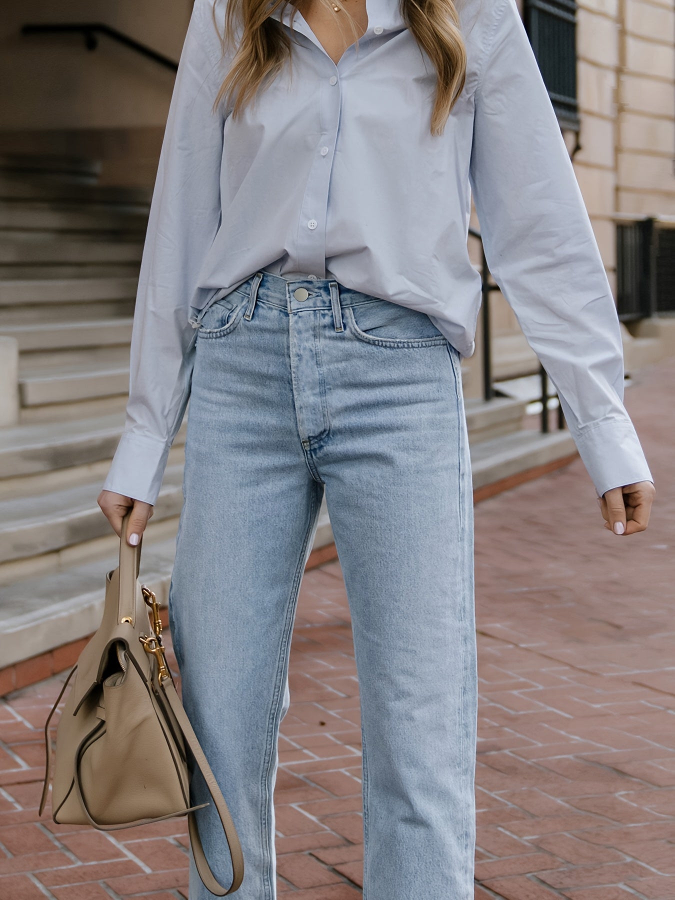 Calça jeans curta, de lavagem clara e corte reto