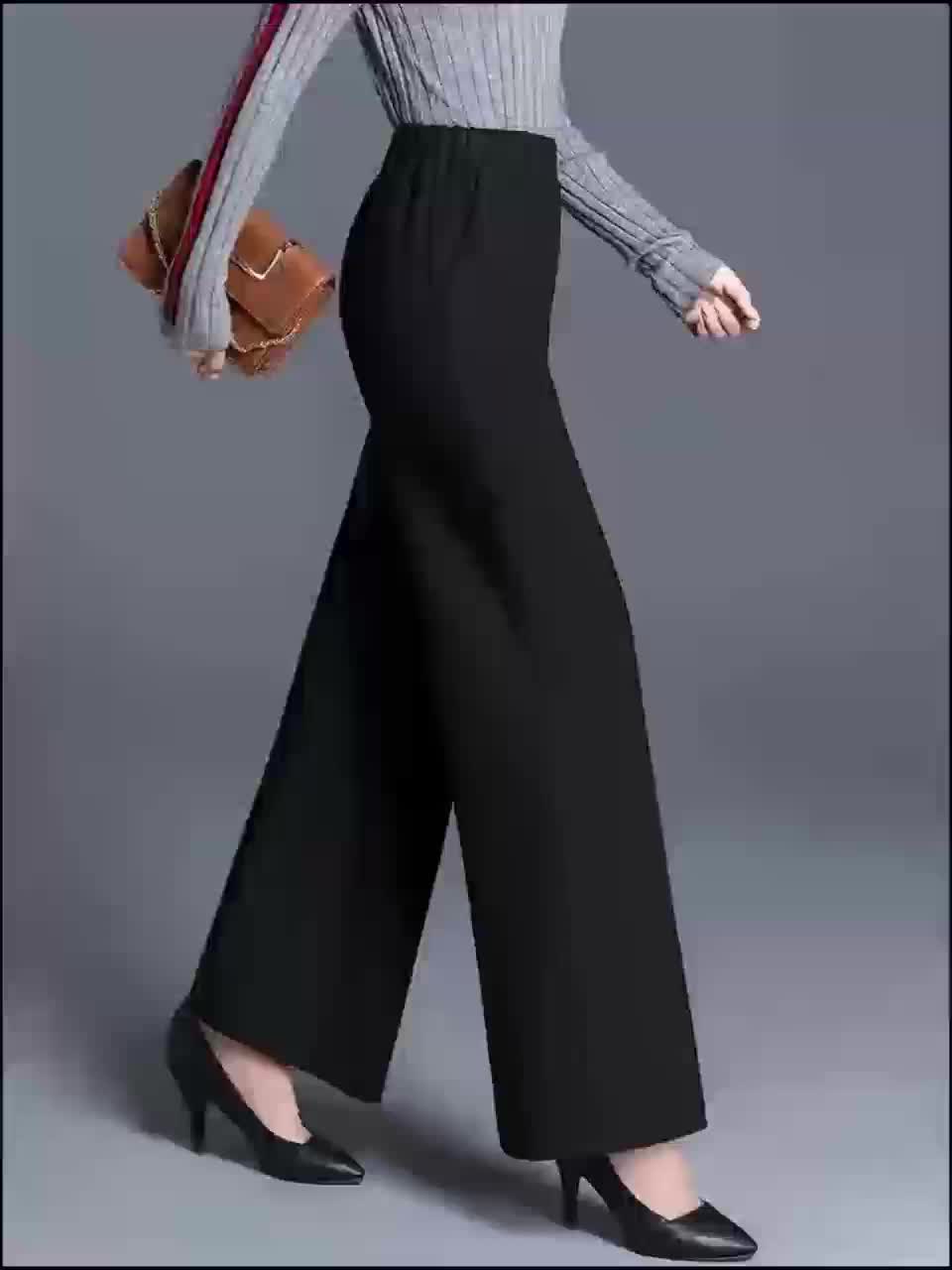 Calça com cintura alta e elástica, modelagem reta e com bolsos