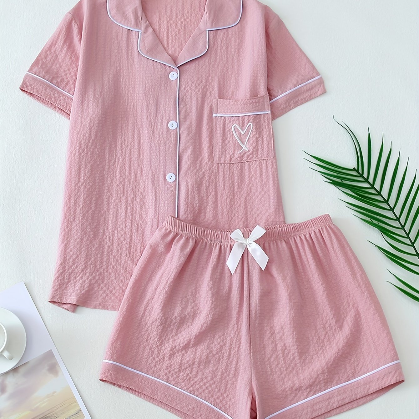 Pijama com camiseta de gola e shorts de laço