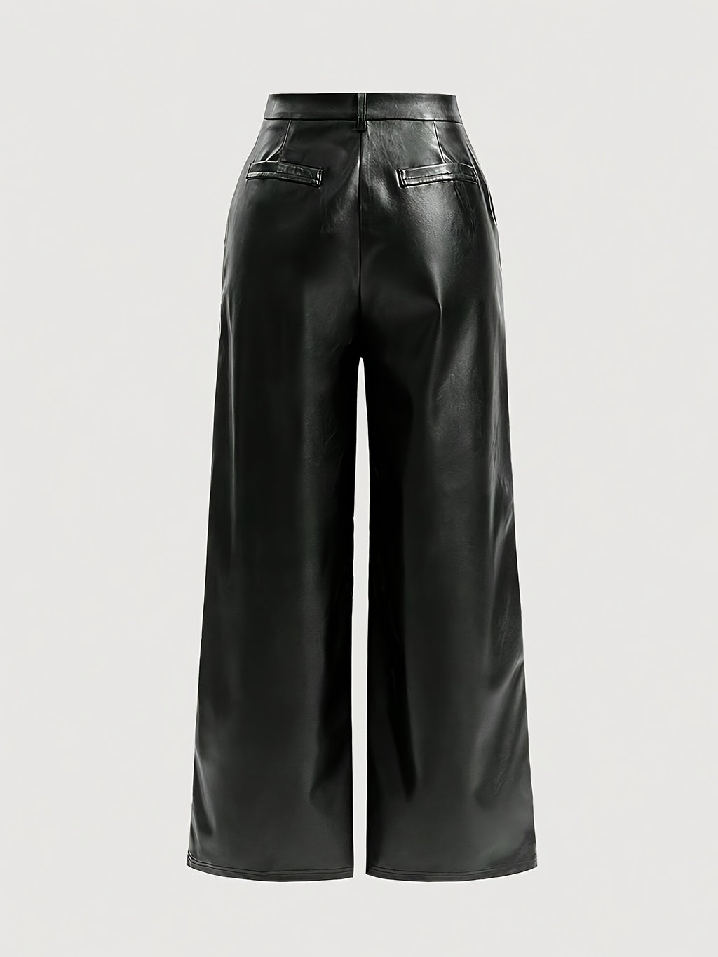 Calça em couro sintético com bolsos e fechamento em botão