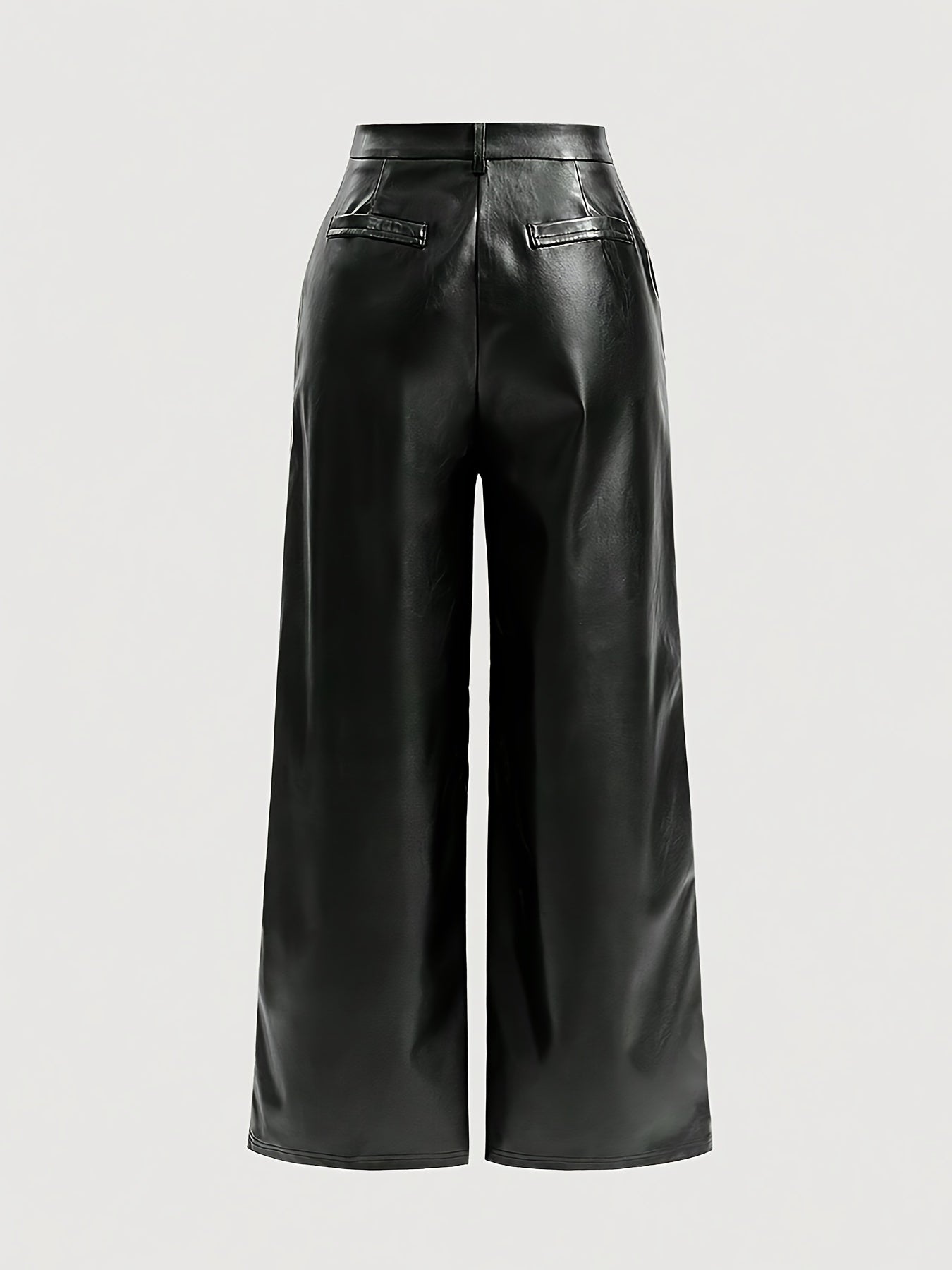 Calça em couro sintético com bolsos e fechamento em botão