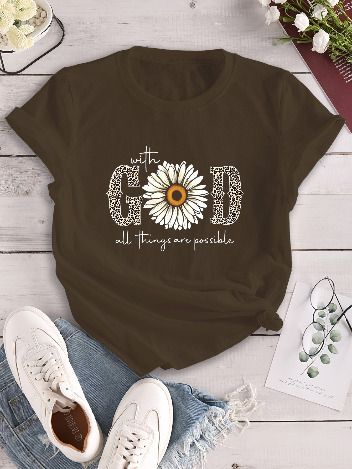 Camiseta estampada "com Deus tudo é possível"