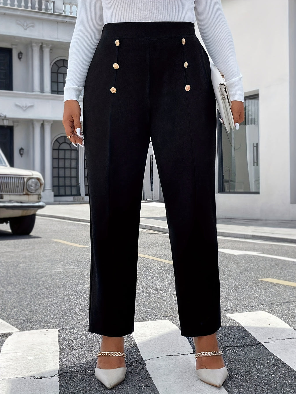 Calça com vinco e detalhes em botões