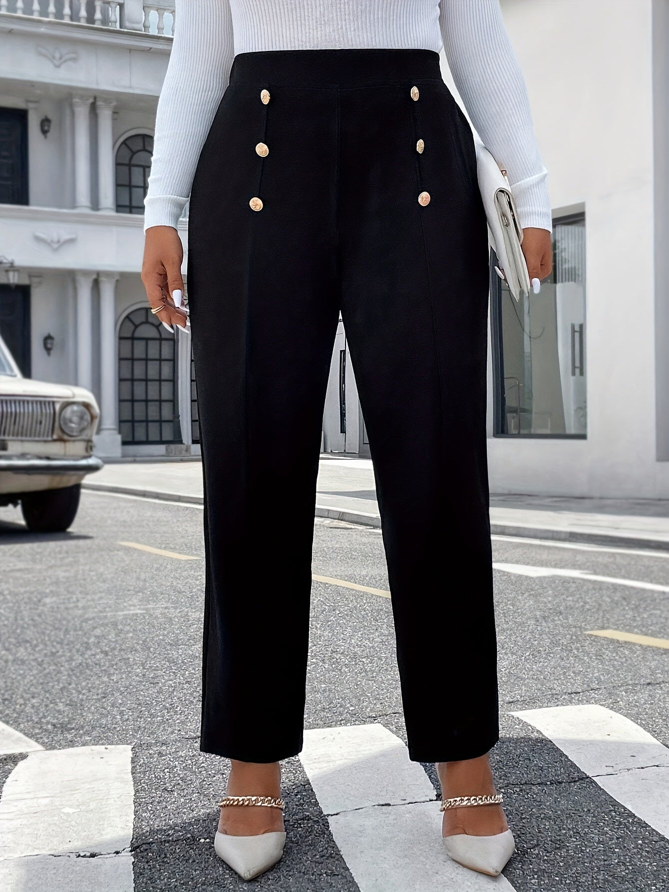 Calça com vinco e detalhes em botões