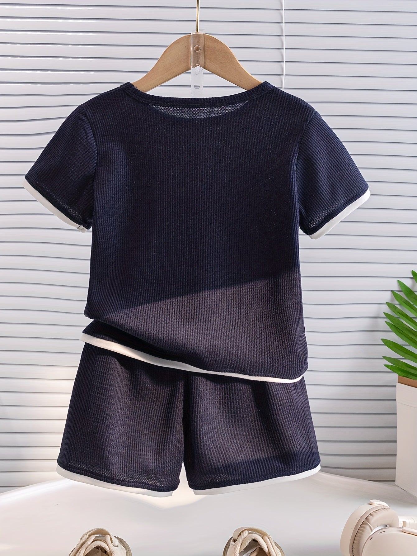 Conjunto de camiseta e shorts para meninos sem estampa