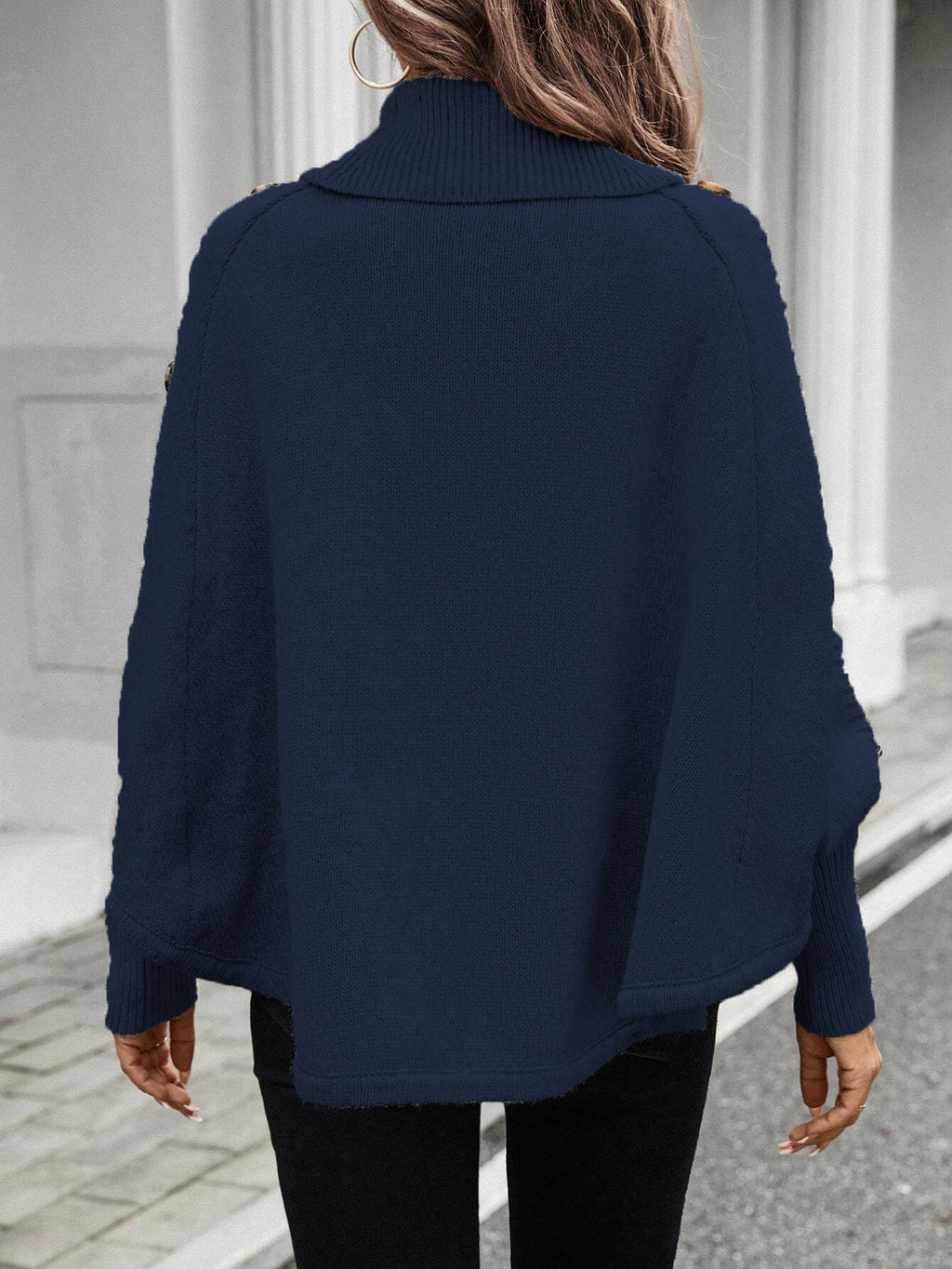 Suéter de gola rolê e mangas morcego com botões