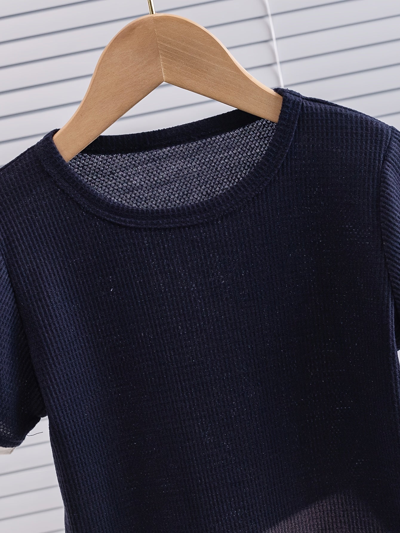 Conjunto de camiseta e shorts para meninos sem estampa