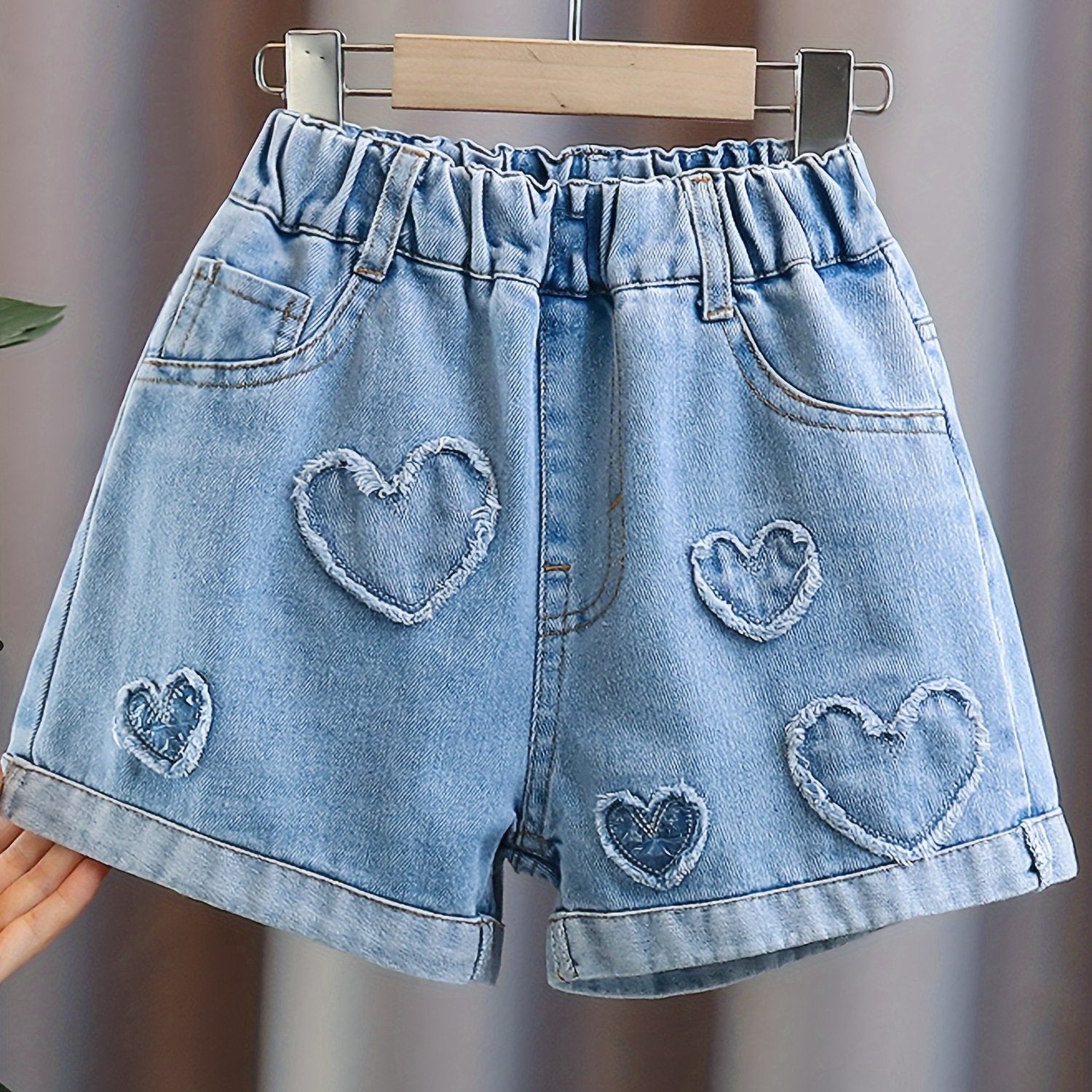 Shorts Jeans Infantil com corações em relevo