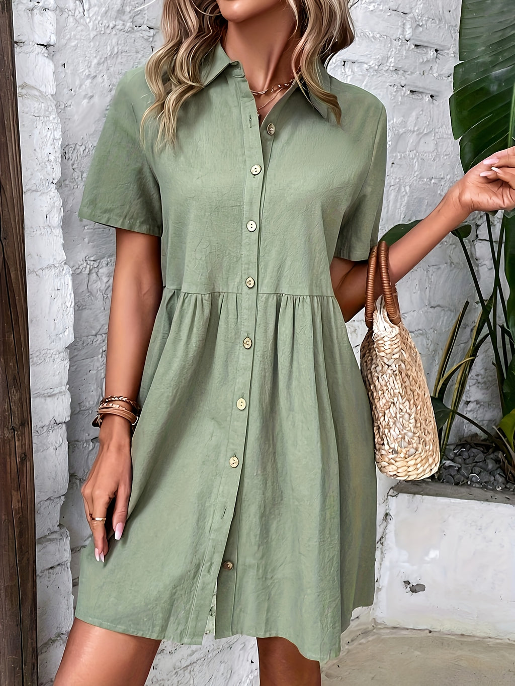 Vestido curto com fechamento em botões