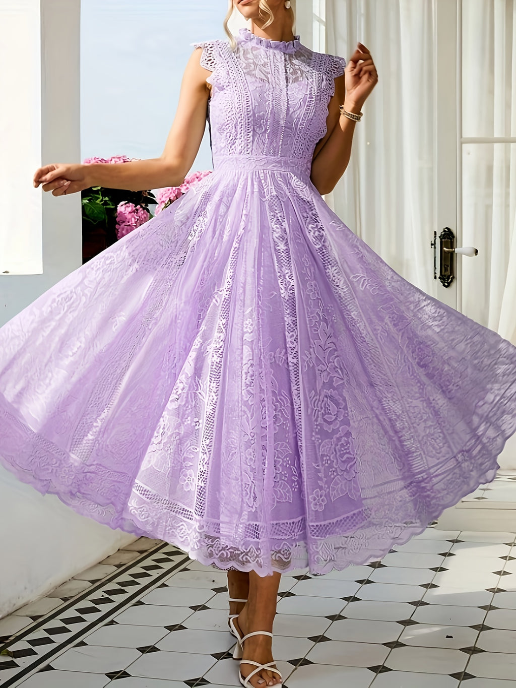 Vestido sem mangas e de renda, com padrão floral e gola alta