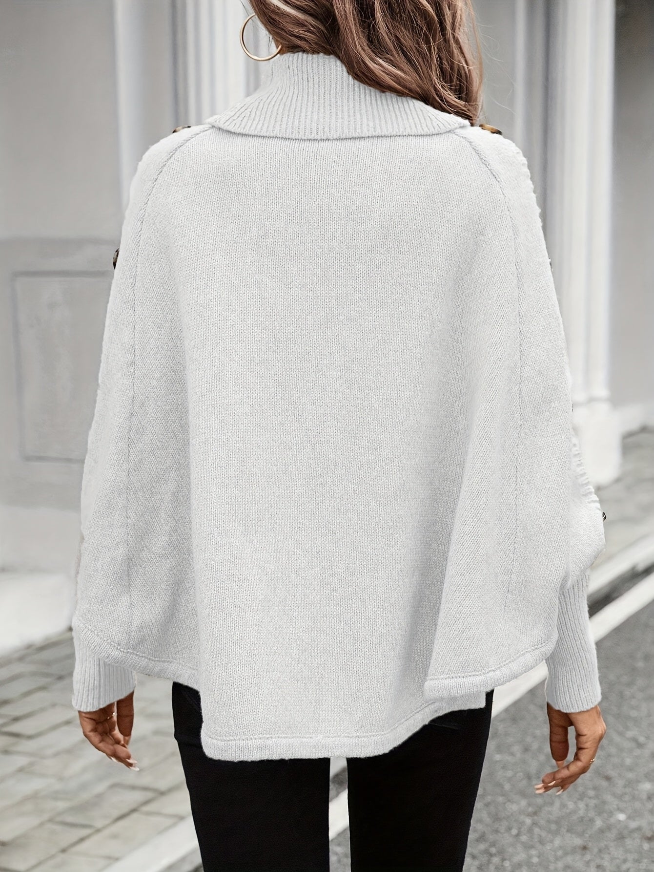 Suéter de gola rolê e mangas morcego com botões