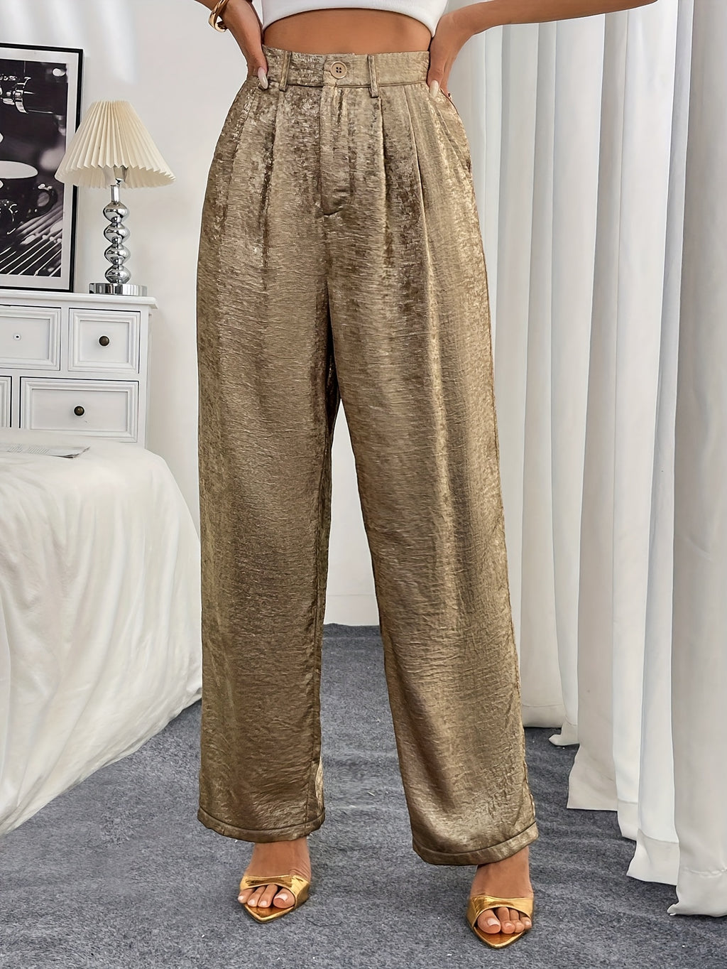 Calça dourada com cintura alta e bolsos