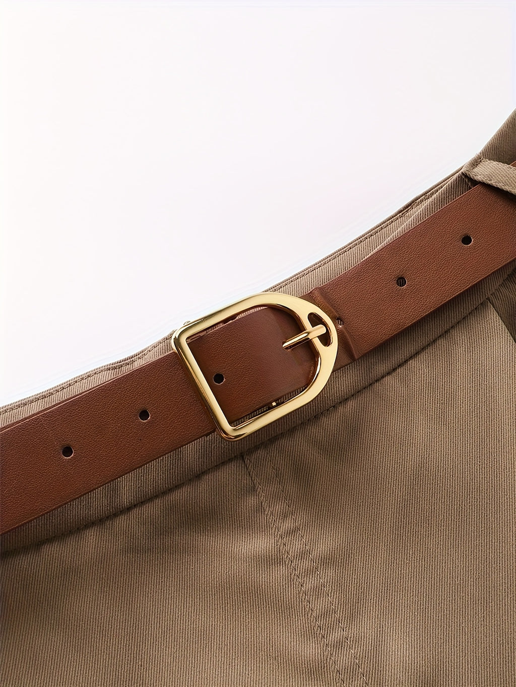 Shorts saia com detalhe irregular e grandes bolsos nas laterais