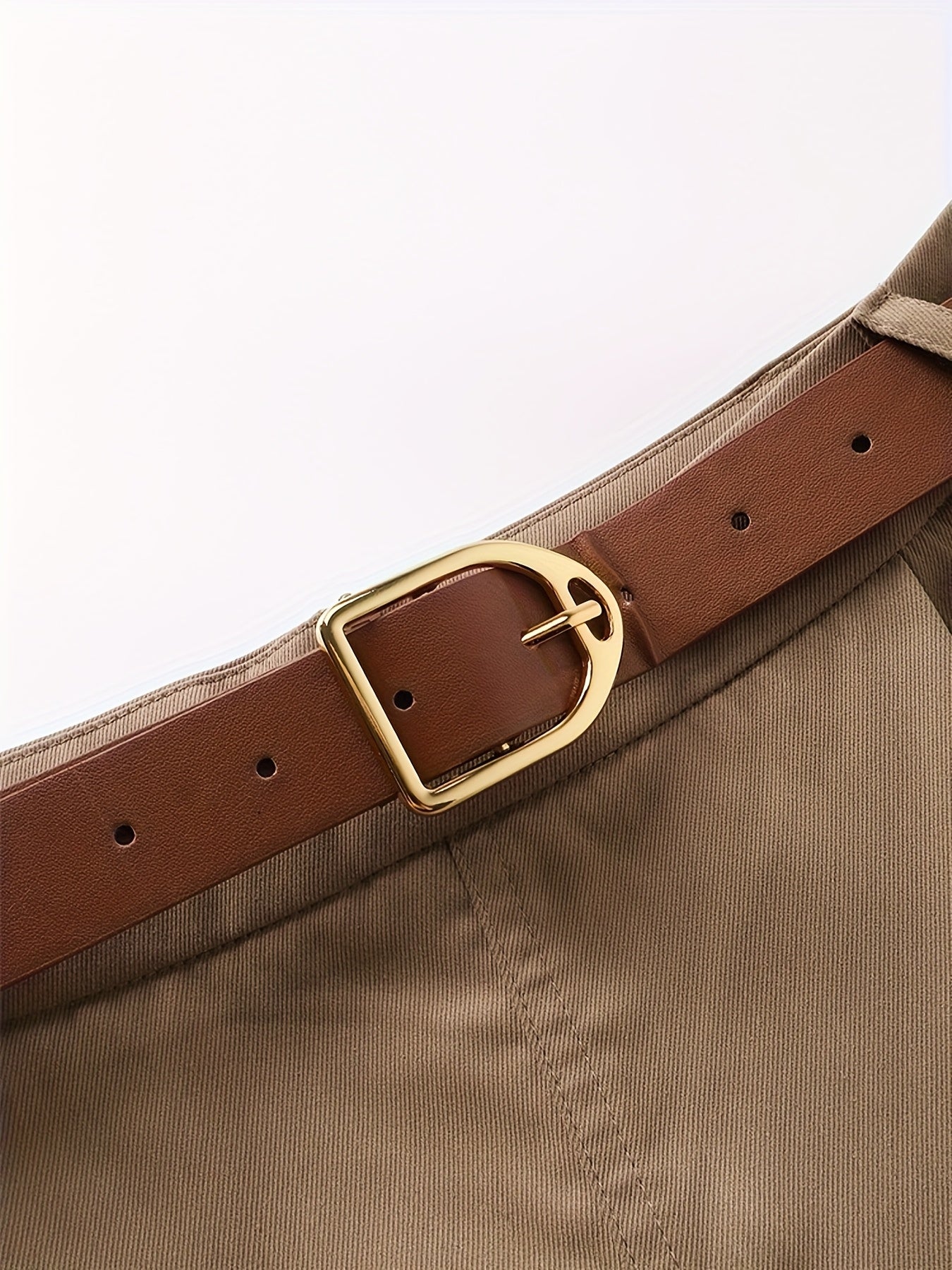 Shorts saia com detalhe irregular e grandes bolsos nas laterais