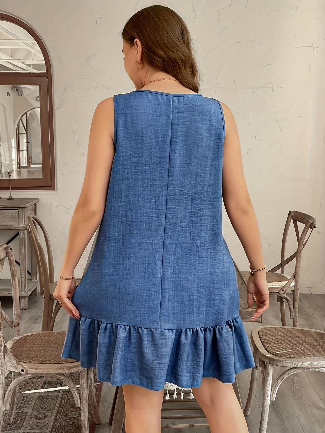 Vestido com manga regata e detalhe de babado florido