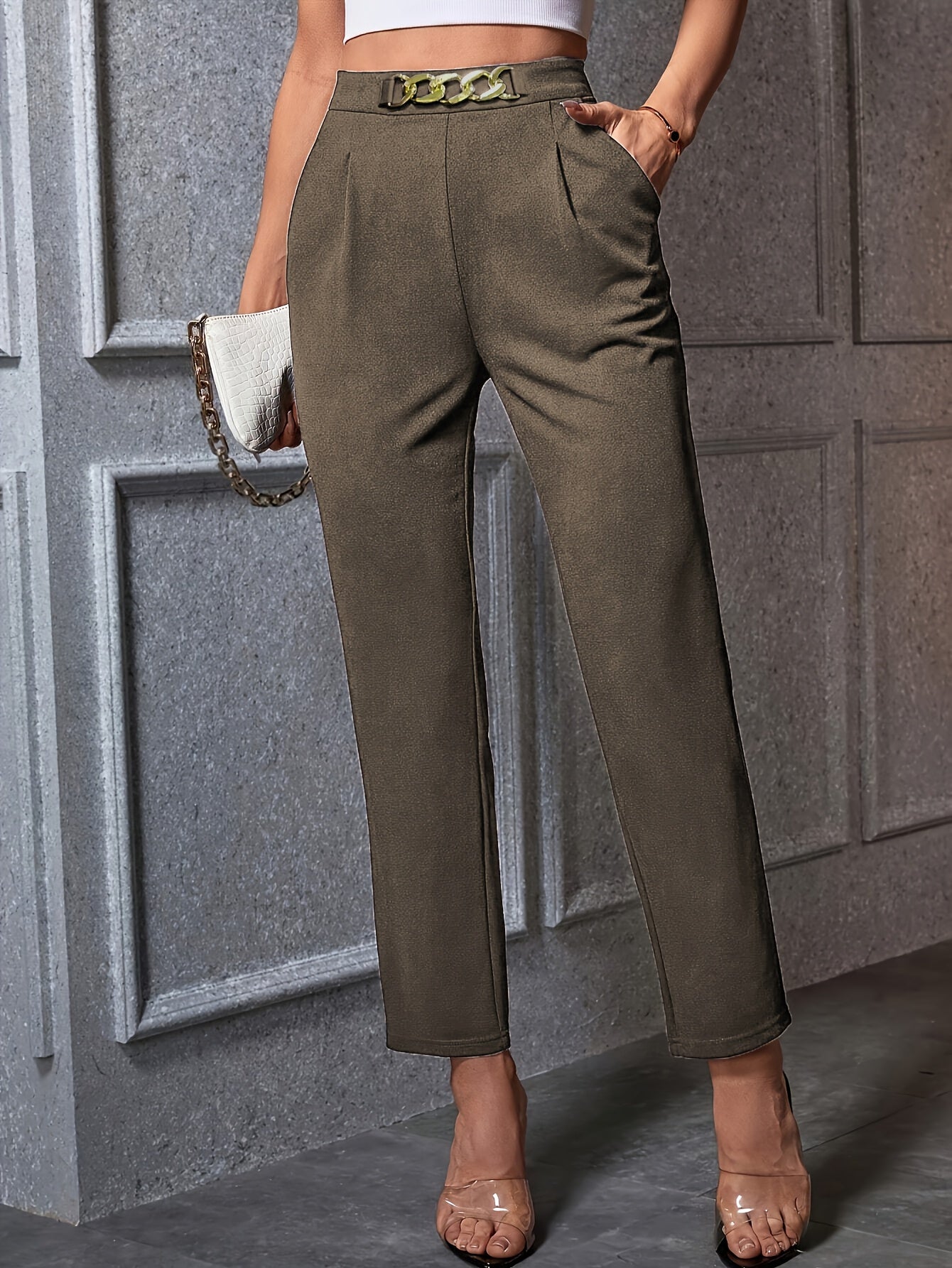 Calça reta com cintura alta e detalhe metálico